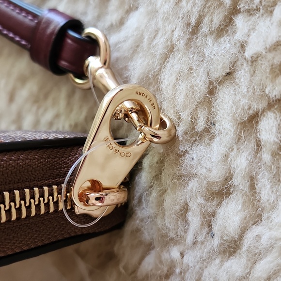 NWT Coach Signature Wildflower Long Zip Wallet/Wristlet ๐๐ค - Picture 6 of 16